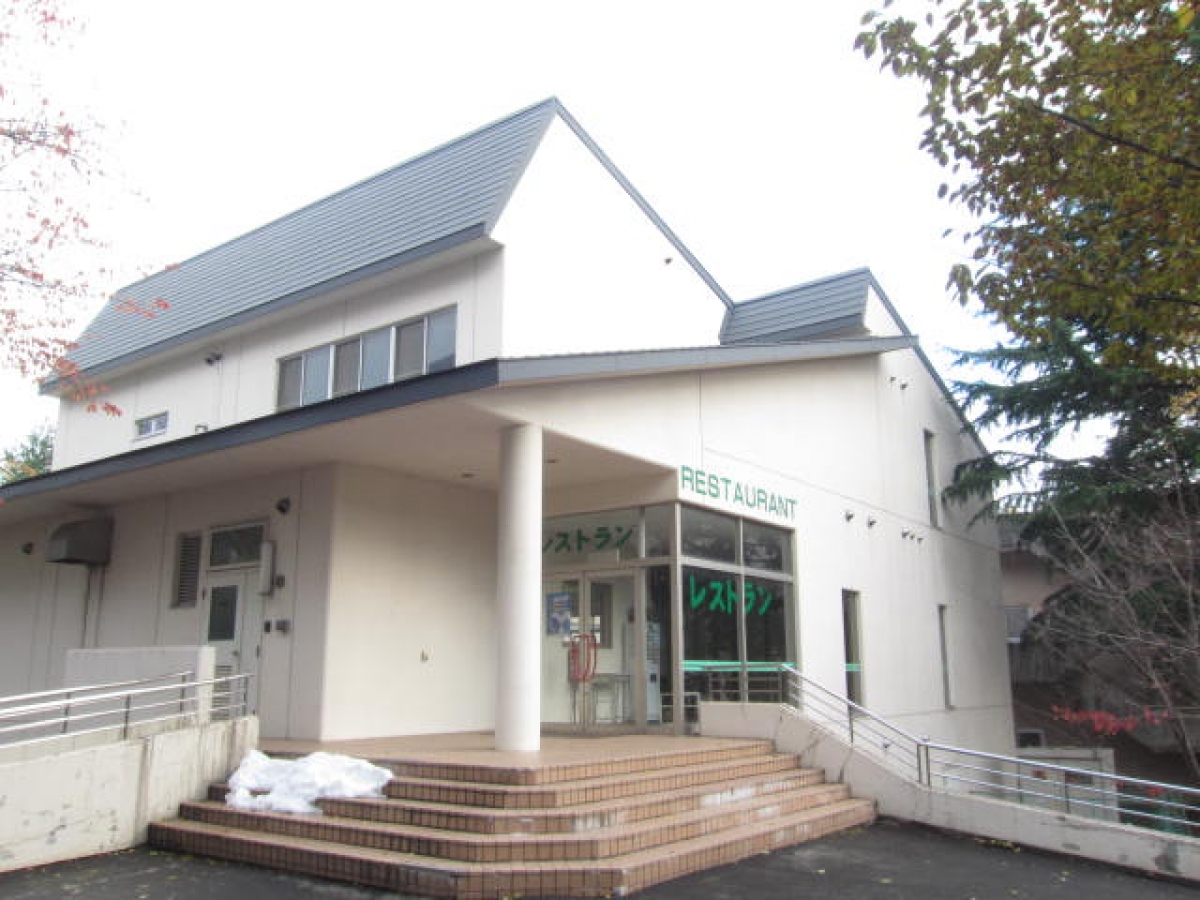 青森大学の食堂で学食トレイ広告