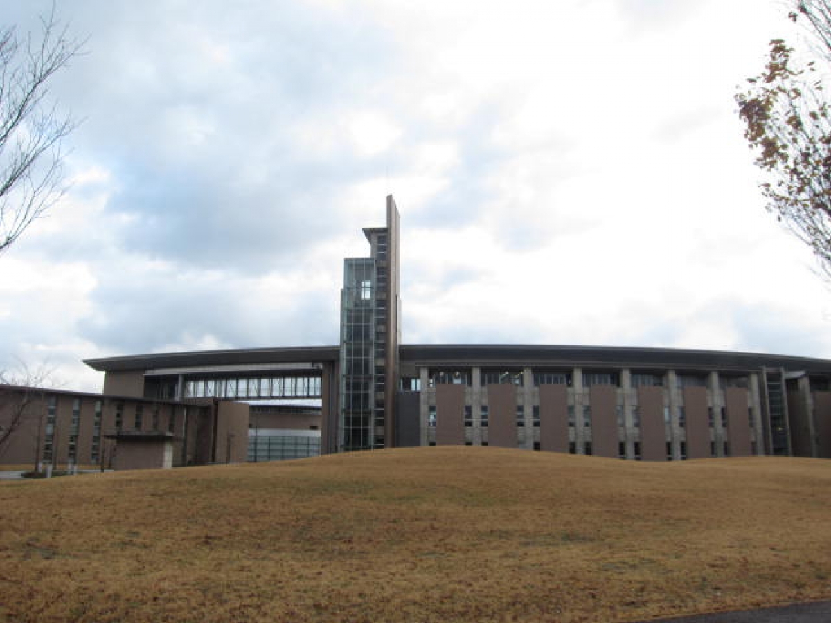 秋田県立大学秋田キャンパスの共通施設棟外観