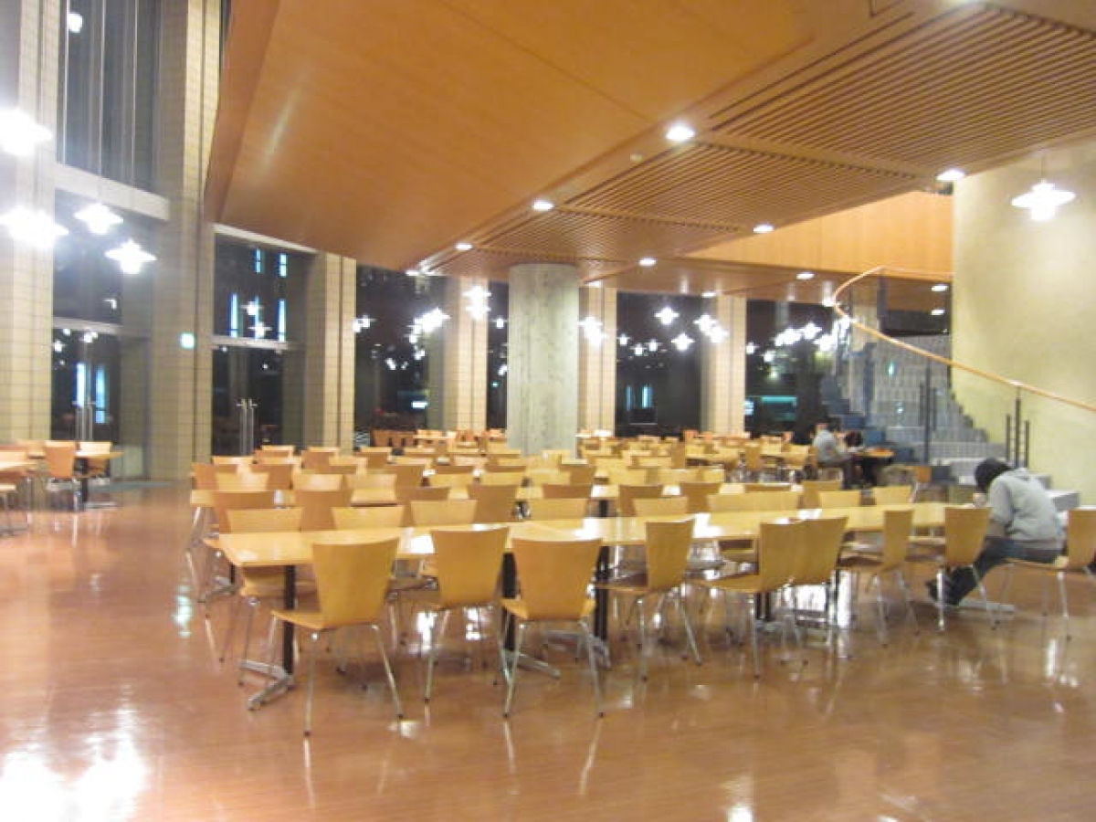 秋田県立大学本荘キャンパスの食堂内
