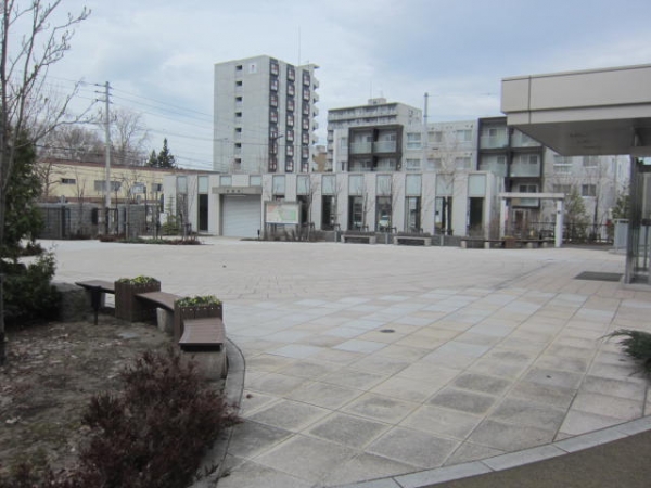 北海商科大学の校舎前広場