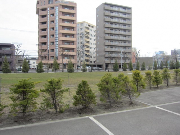 北海商科大学の校舎裏広場