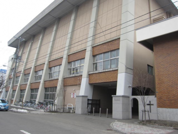 藤女子大学の外観 女子大生向け広告媒体 比較