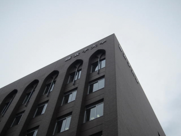 藤女子大学の北16条内新校舎 女子大生向け広告