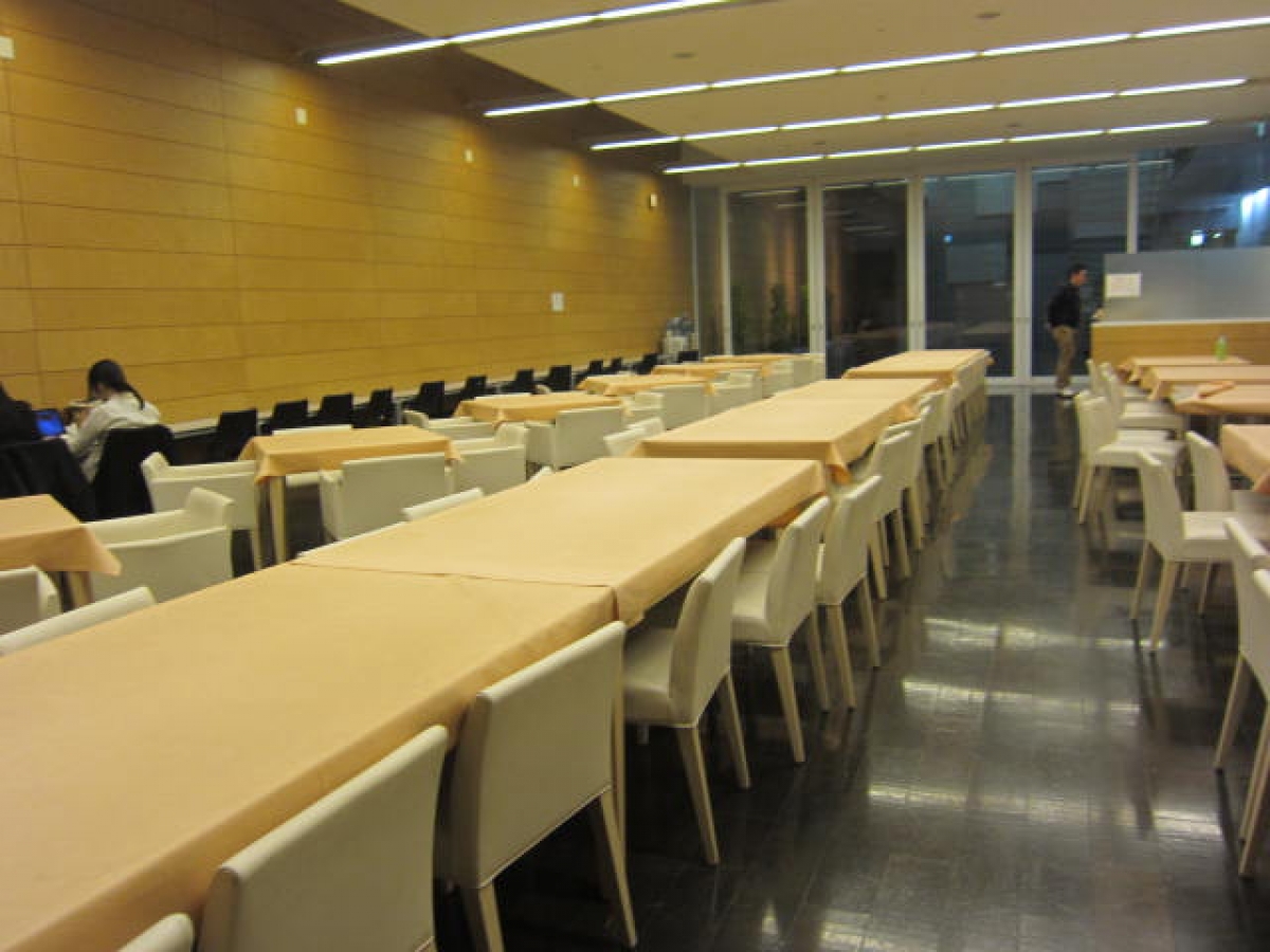 城西国際大学紀尾井町キャンパスの学食内部