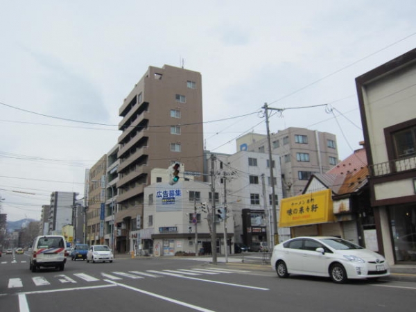 札幌医科大学の正門前空き看板 広告 比較 医学部生向け