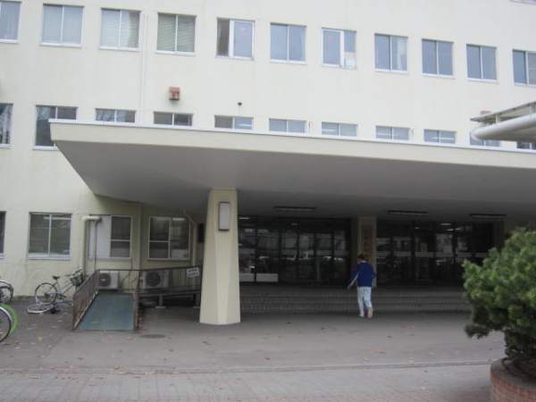 札幌医科大学の学生通用口 医学部生向け広告