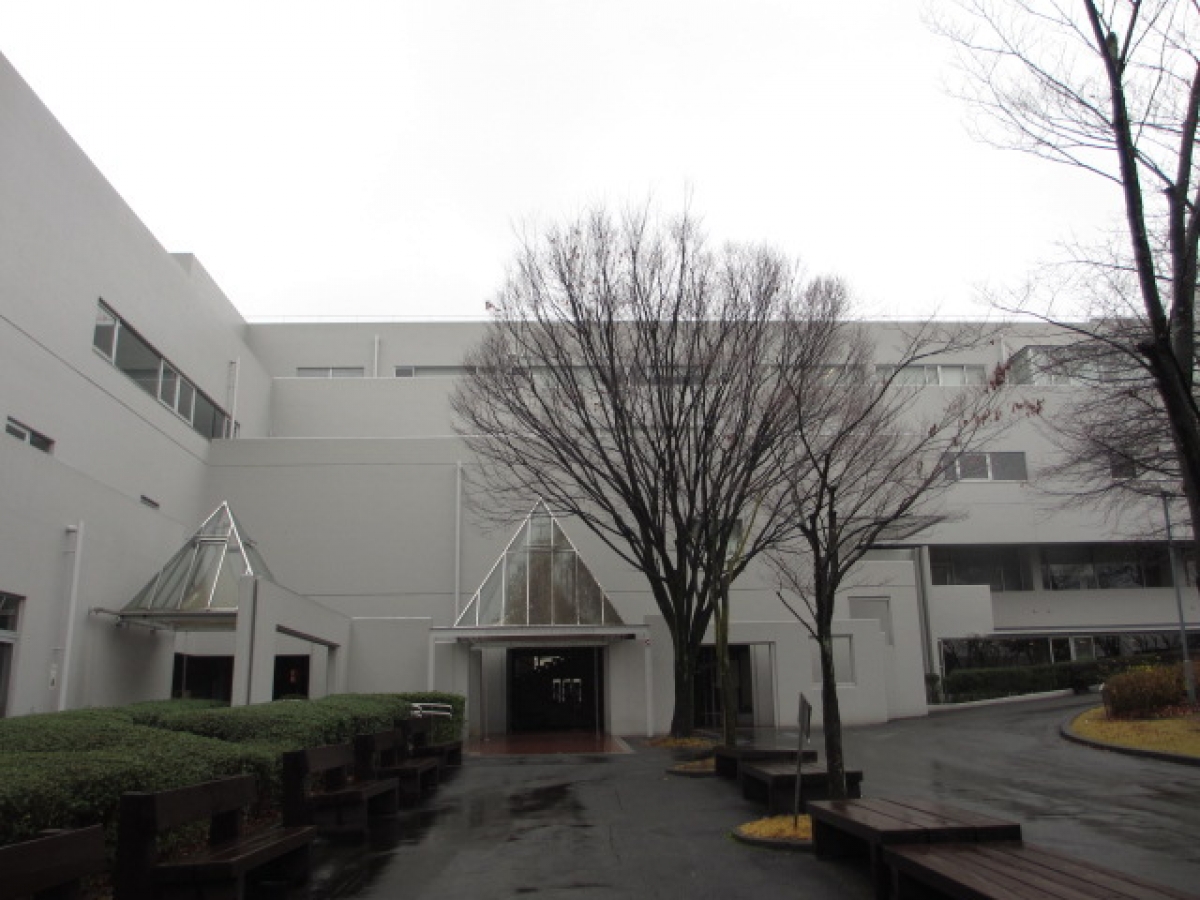 早稲田大学　所沢　100号館
