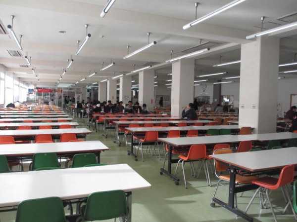 埼玉工業大学 深谷キャンパス 大食堂内観