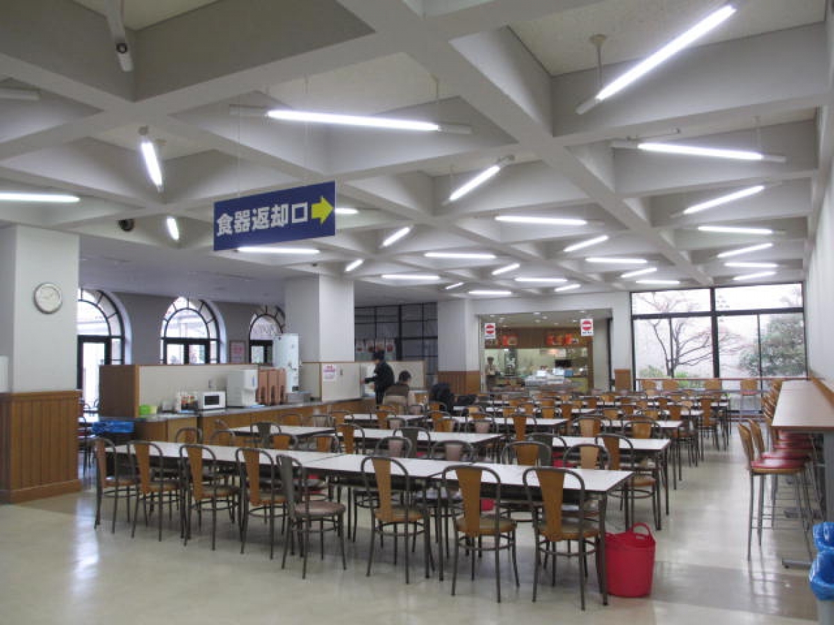 関西学院大学三田キャンパスの食堂内観