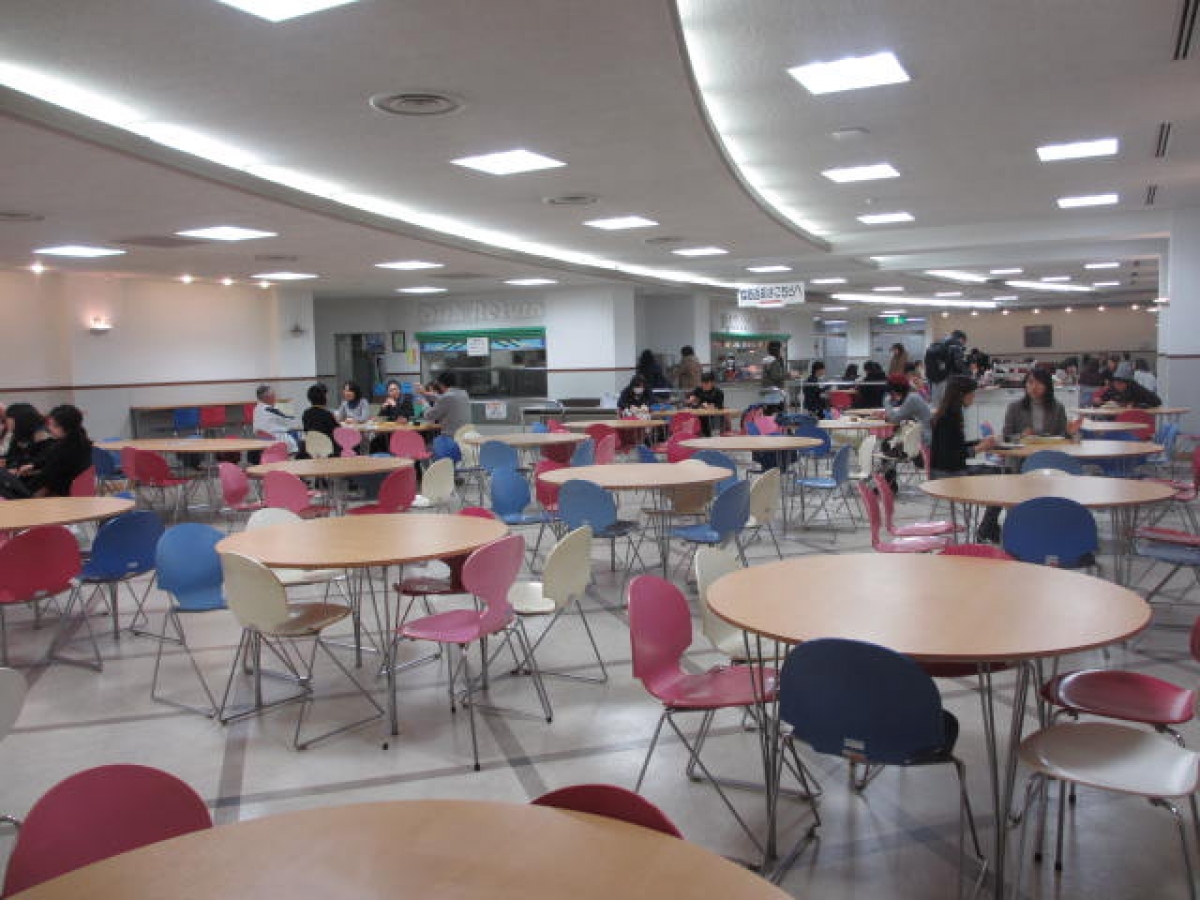 関西学院大学　西宮聖和キャンパス　食堂内観