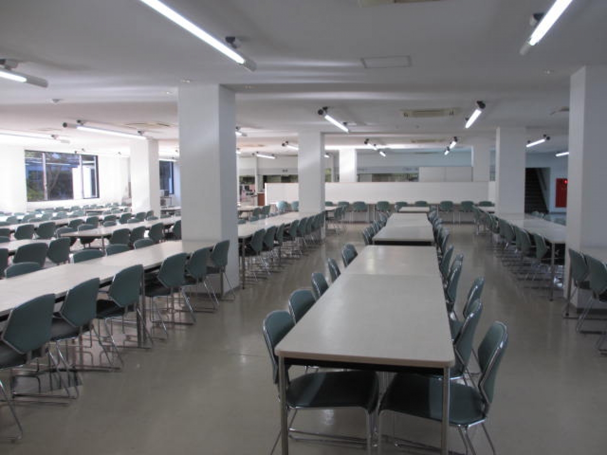 大手前大学さくら夙川キャンパスの食堂内観