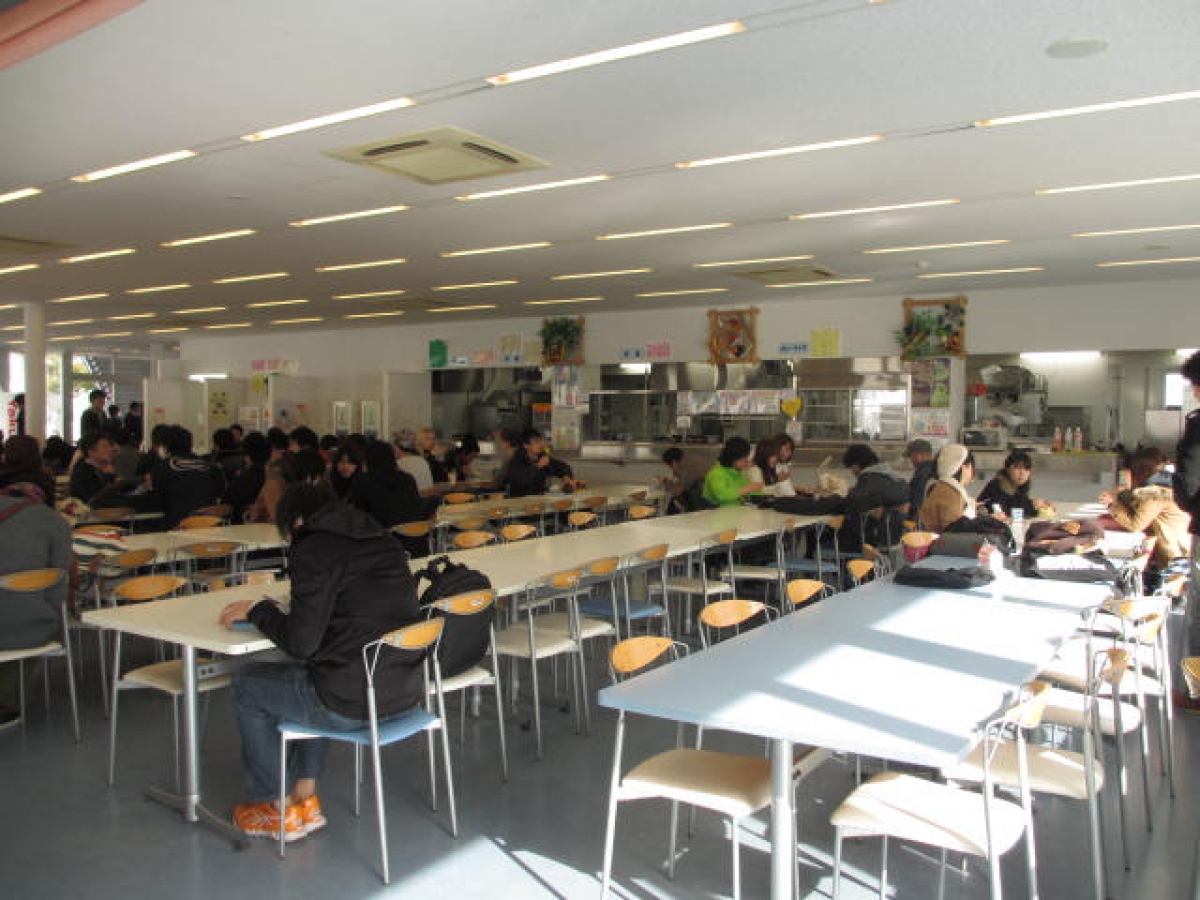 神戸国際大学　食堂内観