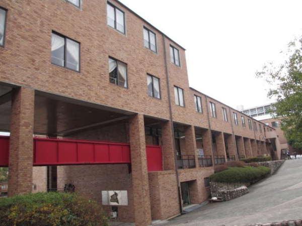 神戸松蔭女子学院大学 4号館外観