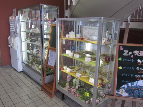 北海道科学大学の学食前 学食広告 比較
