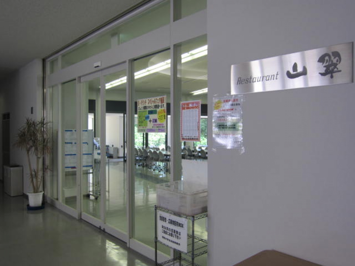 関西大学高槻キャンパスの学食入口
