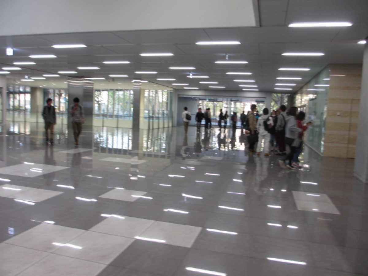 帝京平成大学中野キャンパスの校舎内