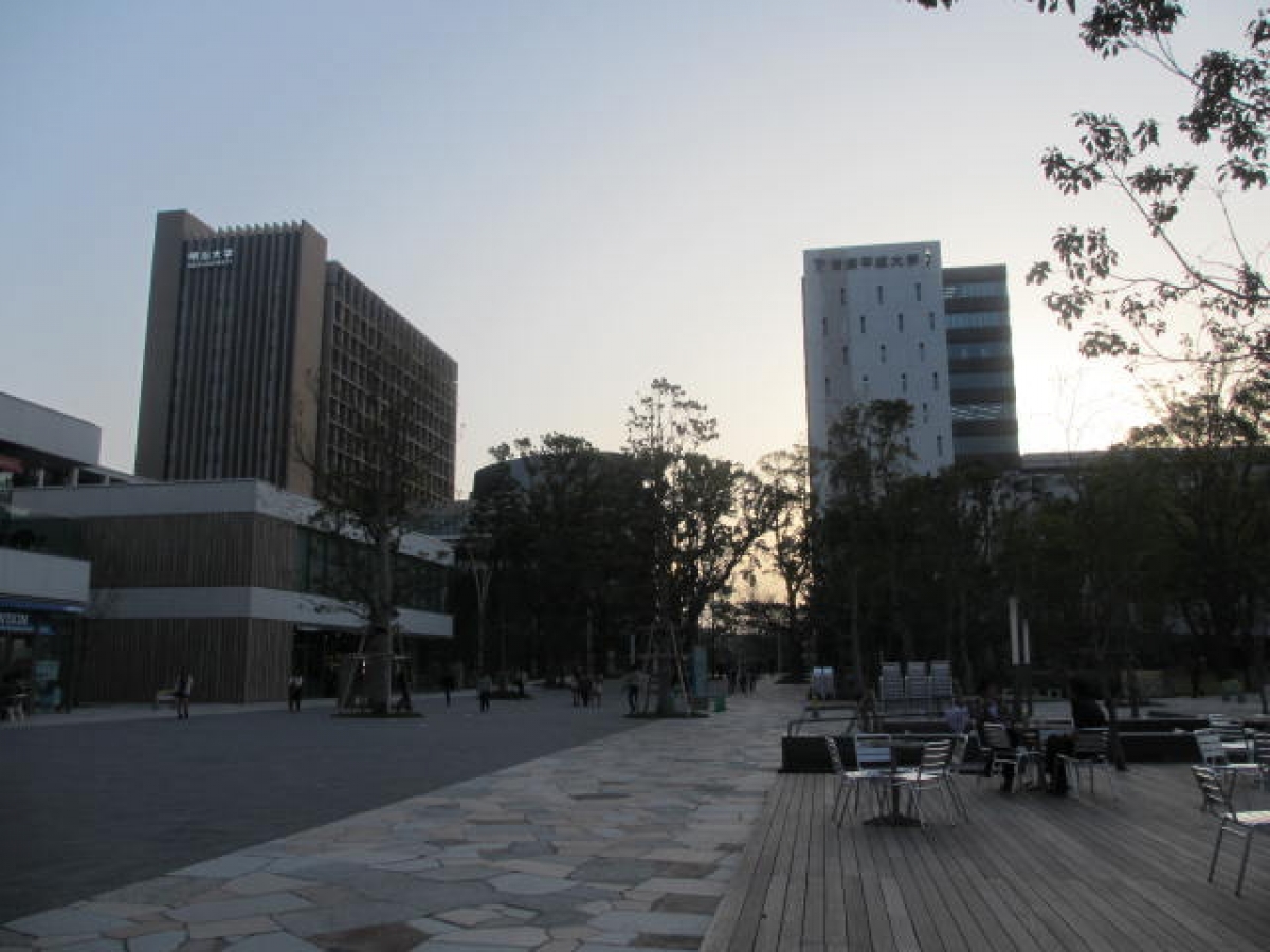 帝京平成大学中野キャンパスの校舎周辺