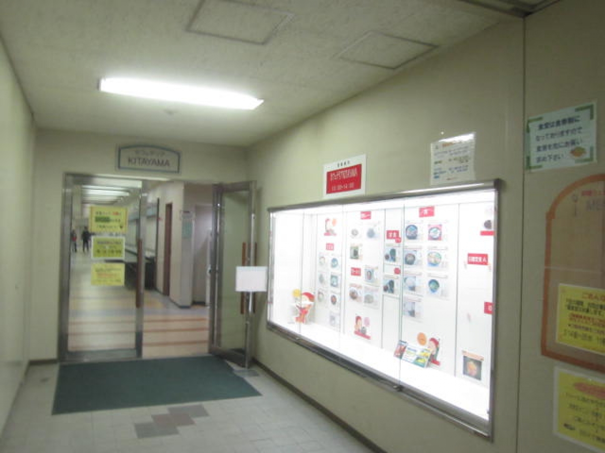 大阪工業大学平方キャンパスの食堂入口