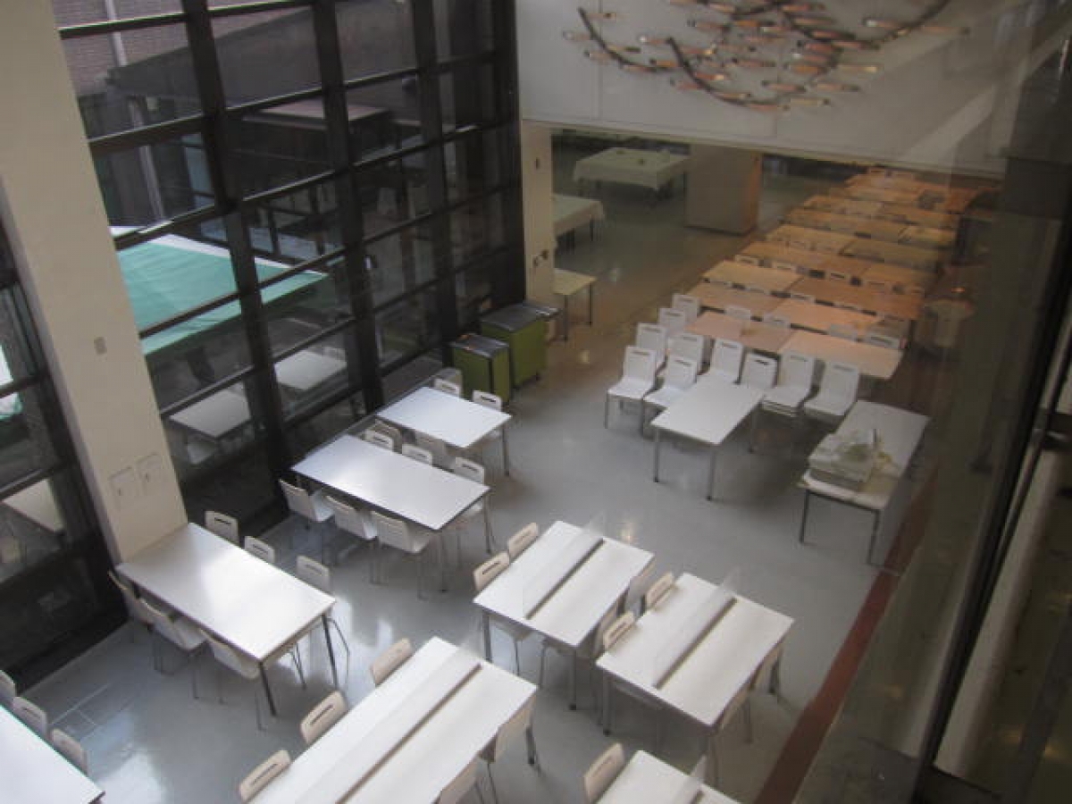 大阪電気通信大学四條畷キャンパスの食堂内
