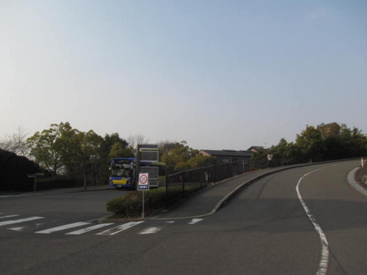 大阪電気通信大学四條畷キャンパスのバスロータリー