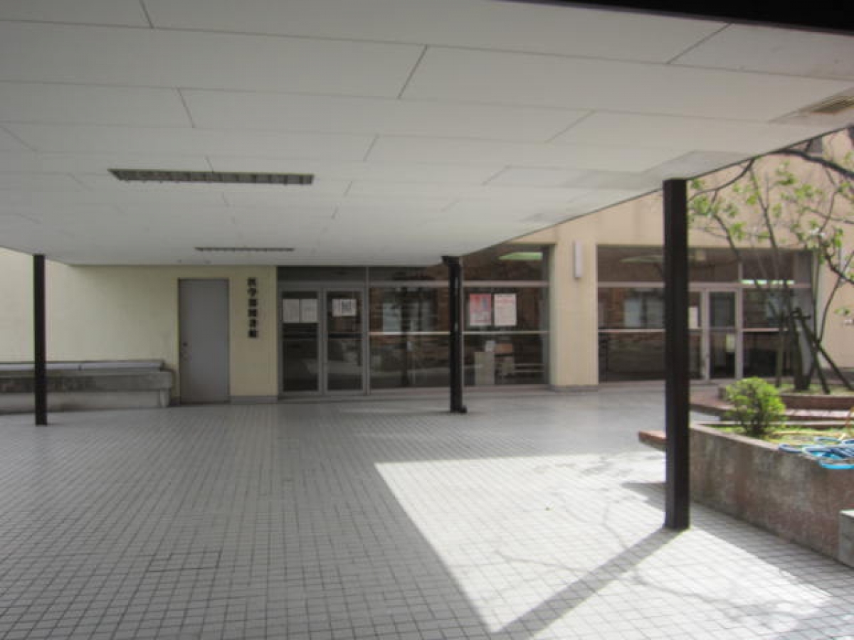 近畿大学大阪狭山キャンパスの図書館入口