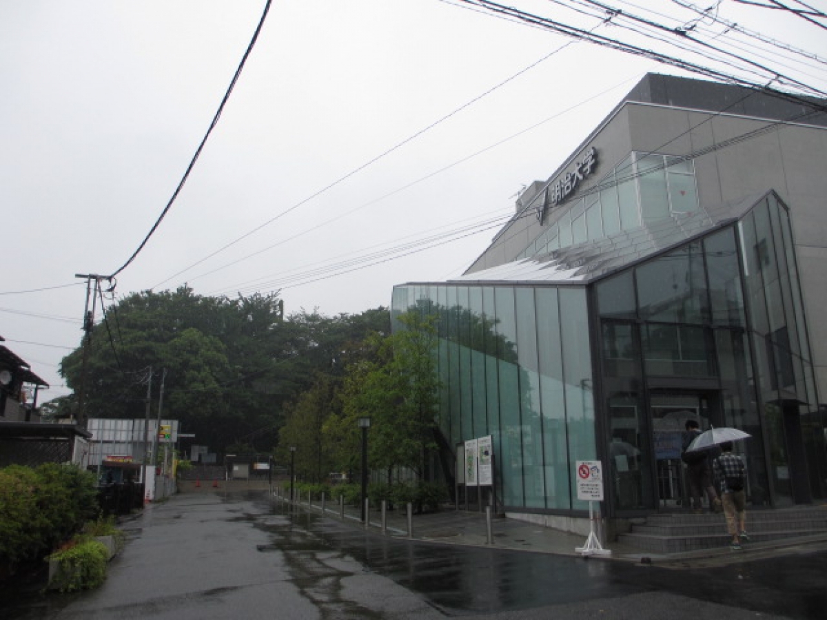 明治大学　通用門