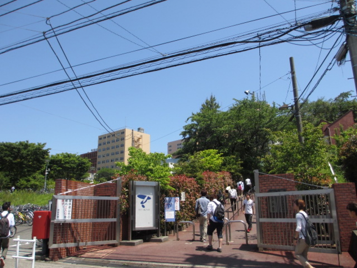 帝京大学八王子キャンパスの正門
