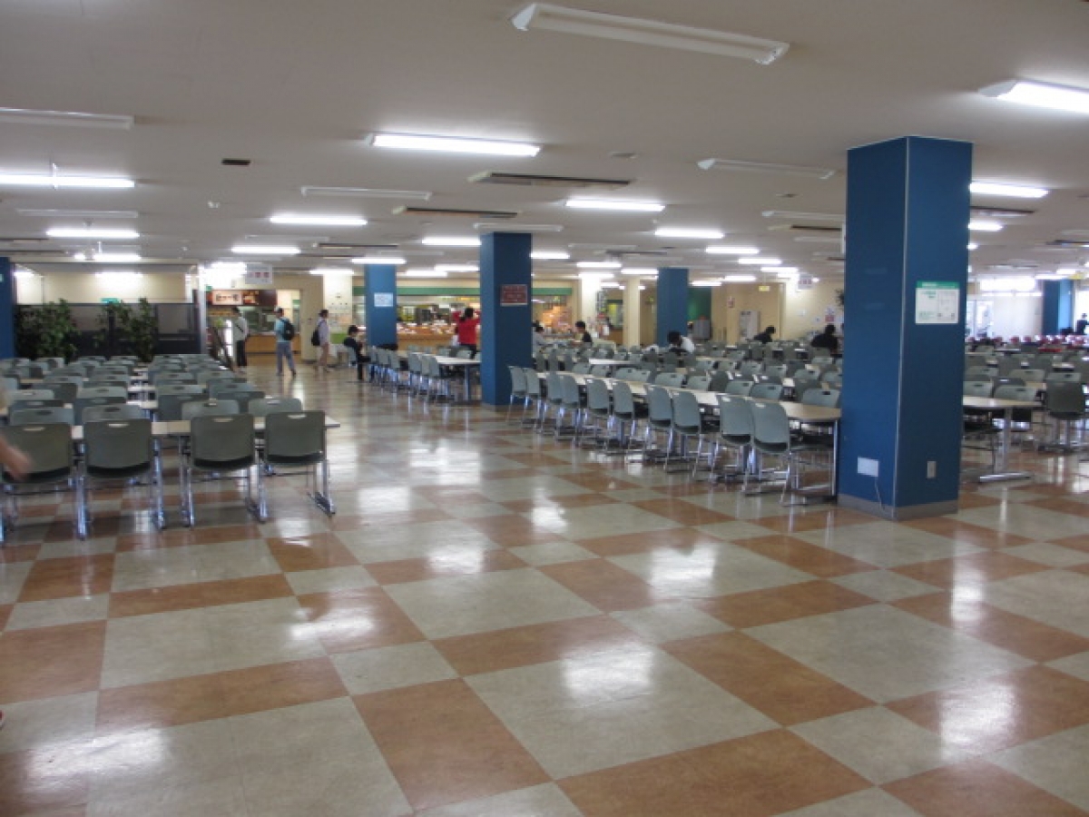 帝京大学八王子キャンパスの食堂内観