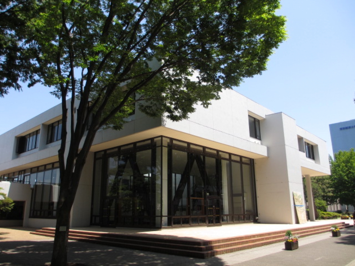 東京経済大学国分寺キャンパスの食堂外観