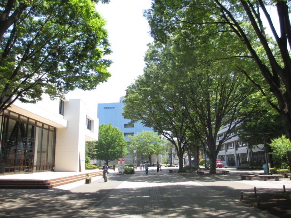 東京経済大学国分寺キャンパスの中庭