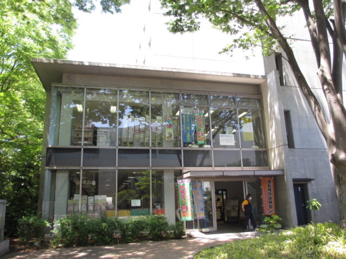 東京経済大学国分寺キャンパスの購買部外観