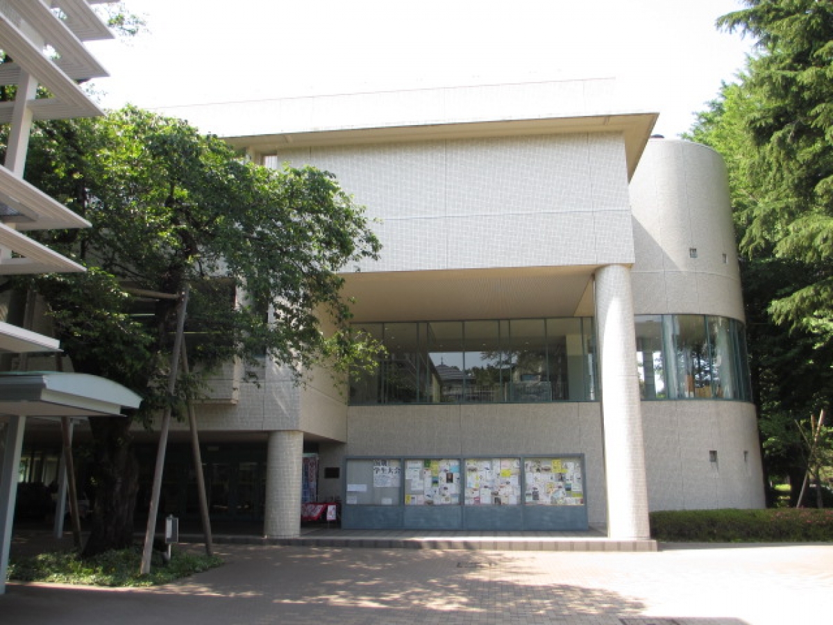 東京女子大学の食堂・購買部外観