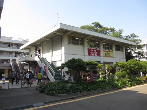 明治大学和泉キャンパスの購買外観