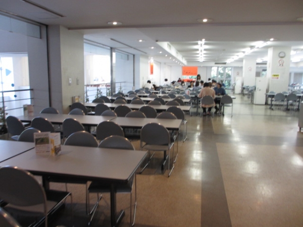 明治大学和泉キャンパスの食堂内観2階
