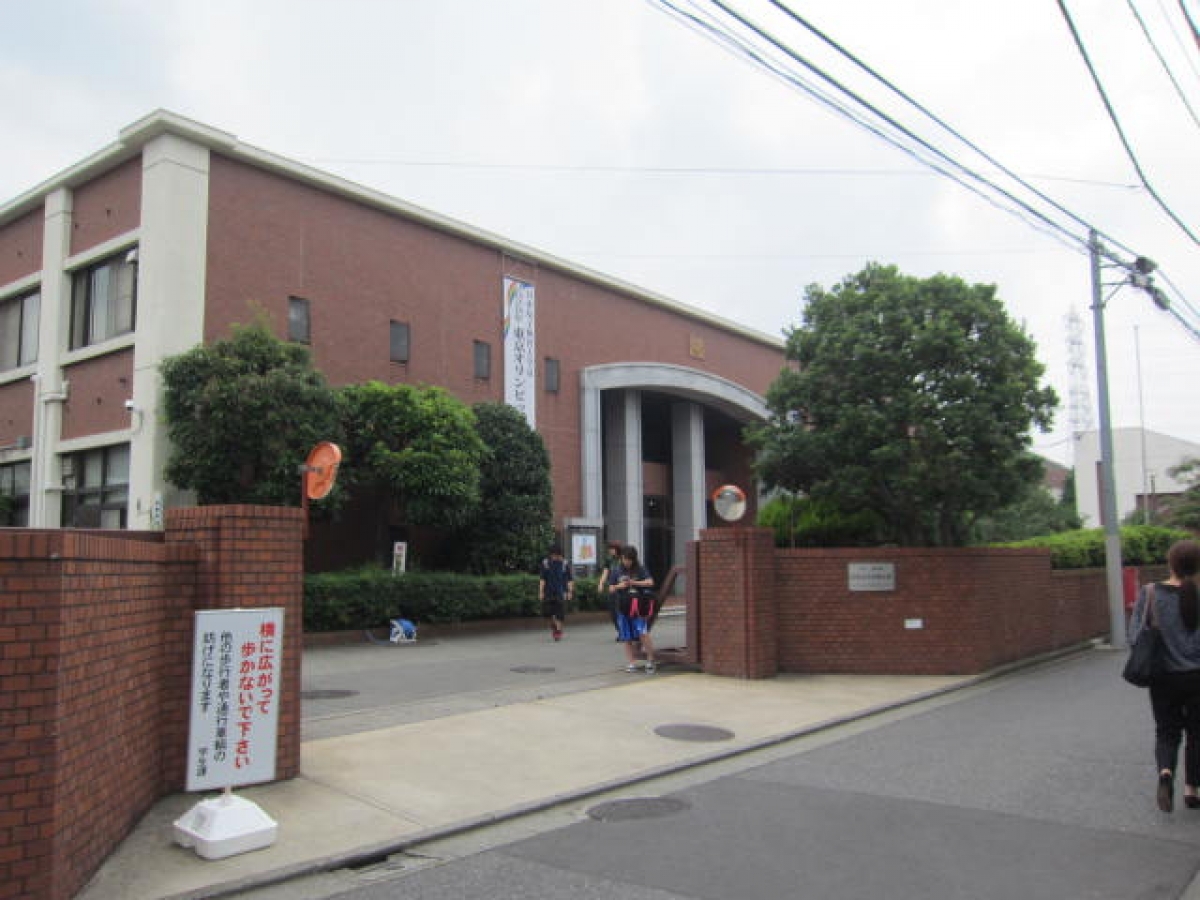 日本女子体育大学の正門前