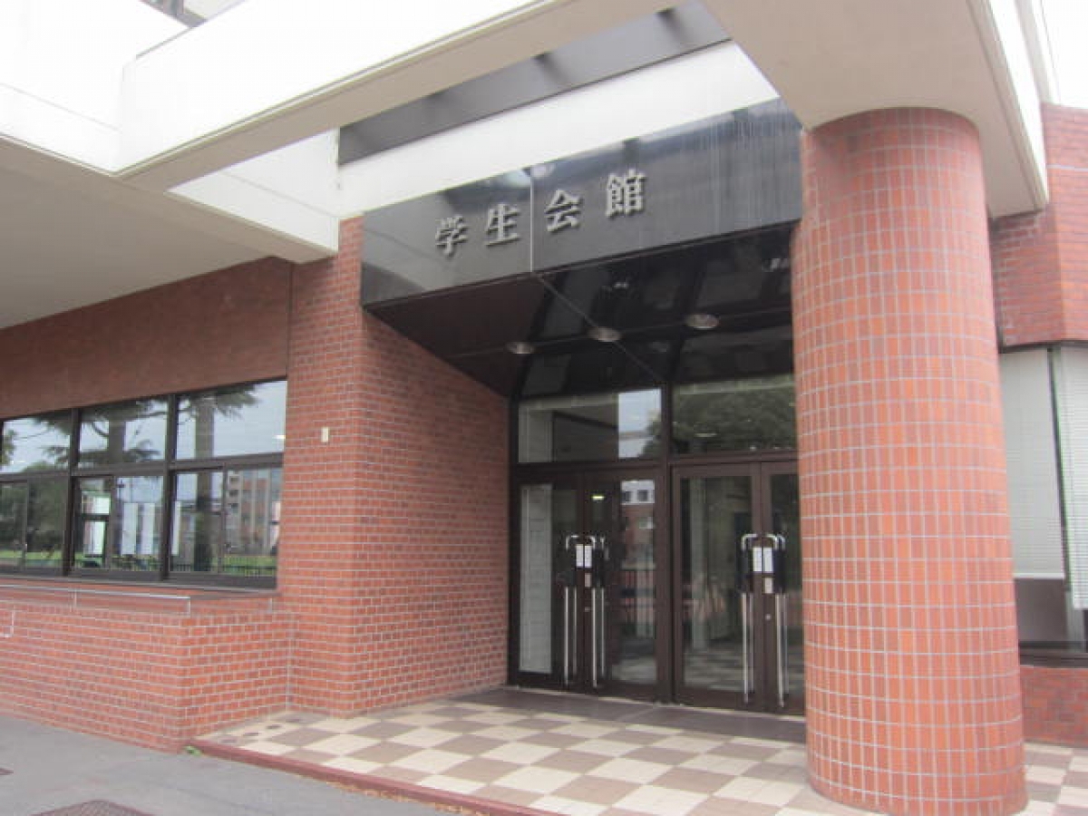 日本女子体育大学の学生会館入口