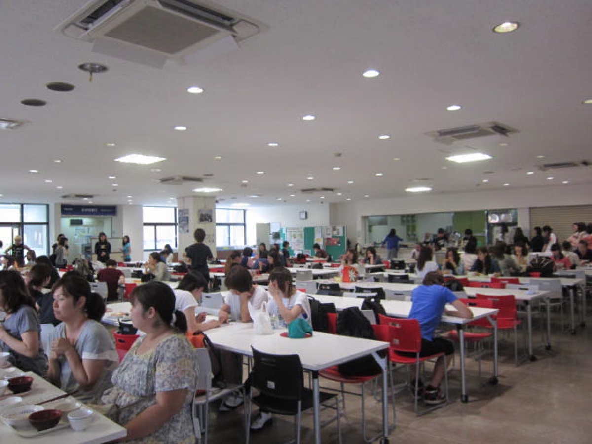 日本女子体育大学の食堂内部