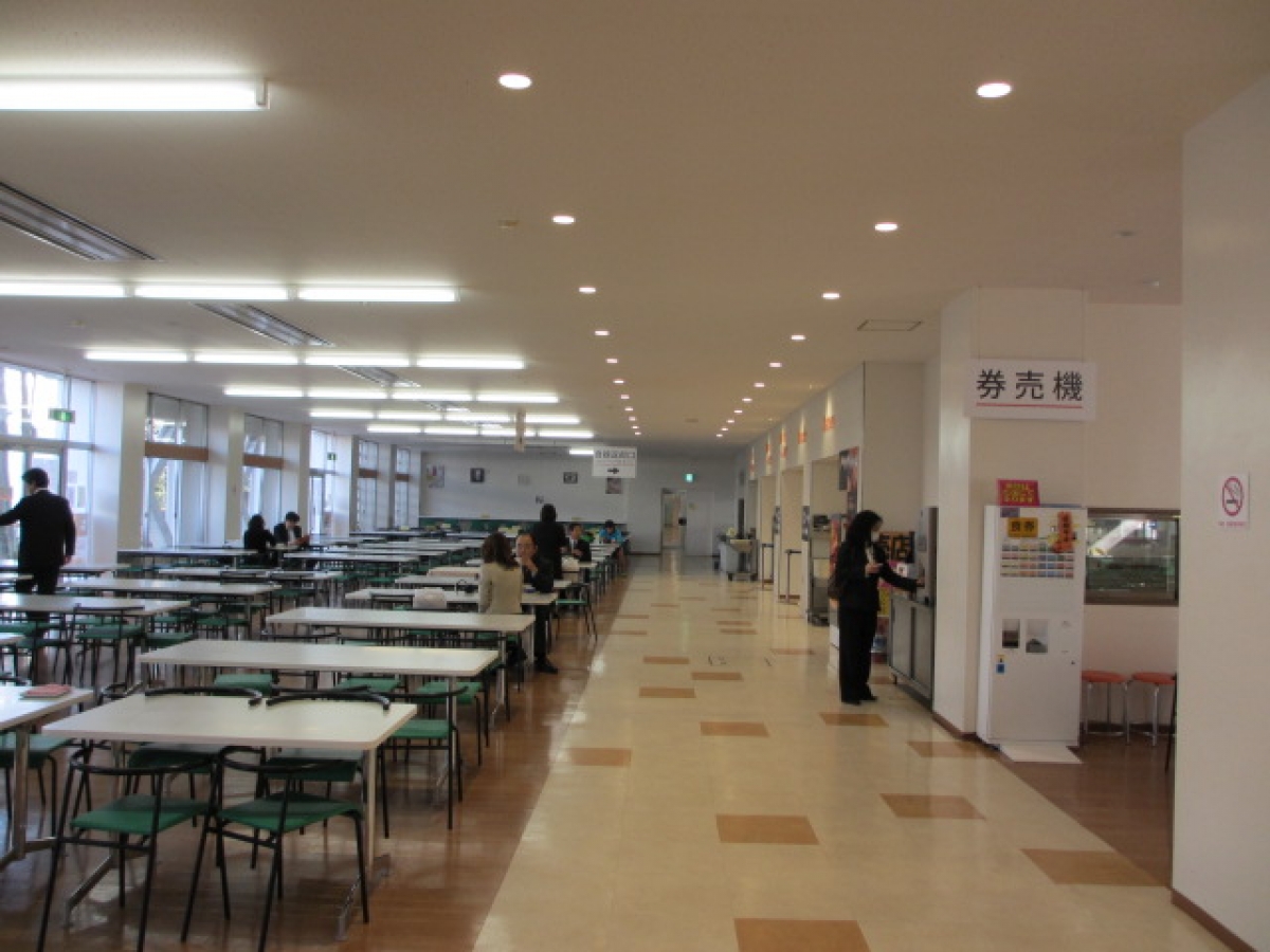 拓殖大学八王子国際キャンパスの食堂内観