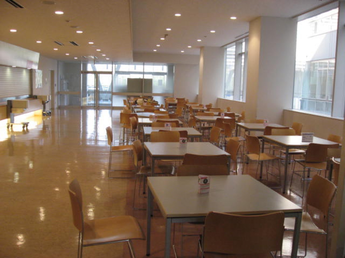 日本体育大学世田谷キャンパスの学食内観