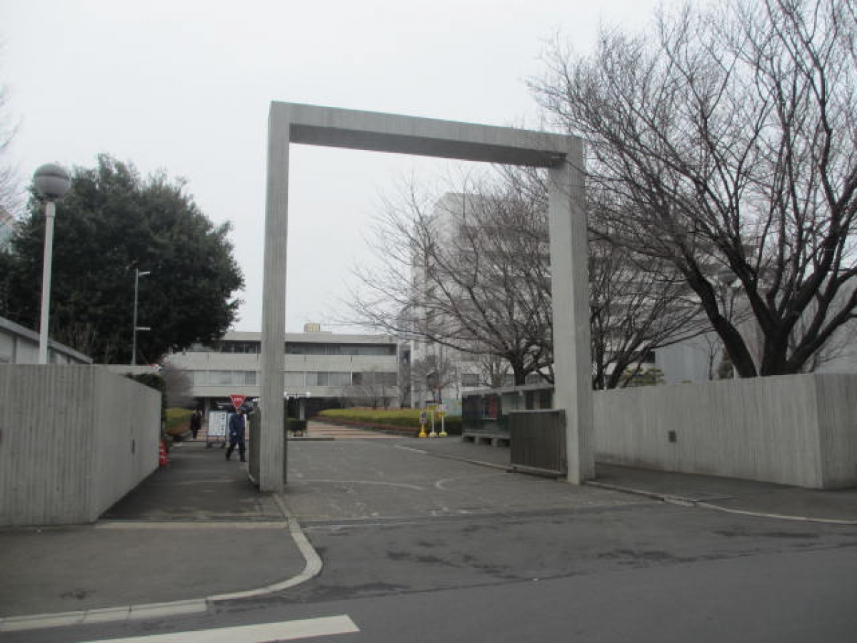武蔵野美術大学の正門