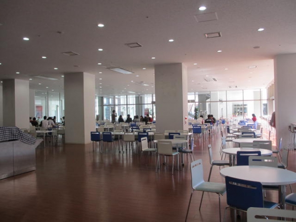 明星大学の食堂内観