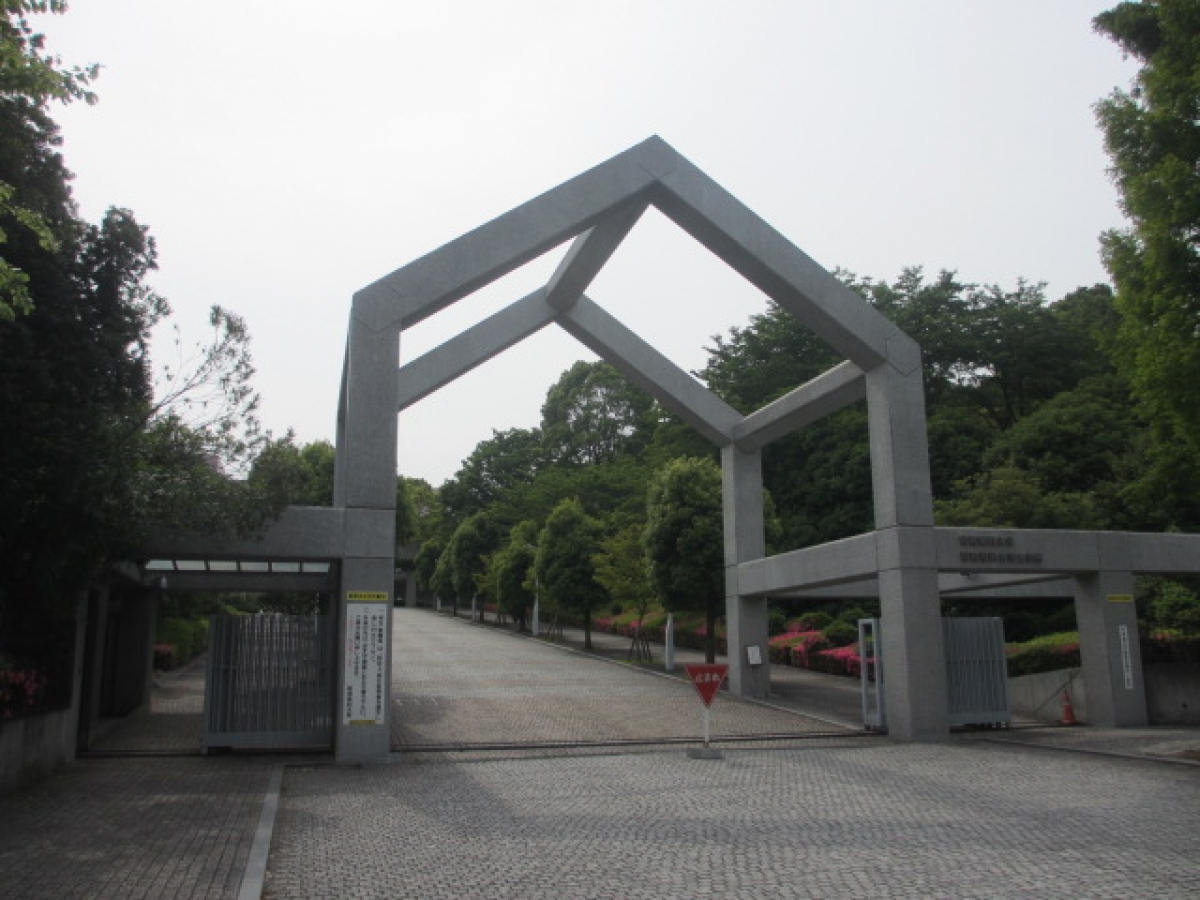昭和薬科大学の正門