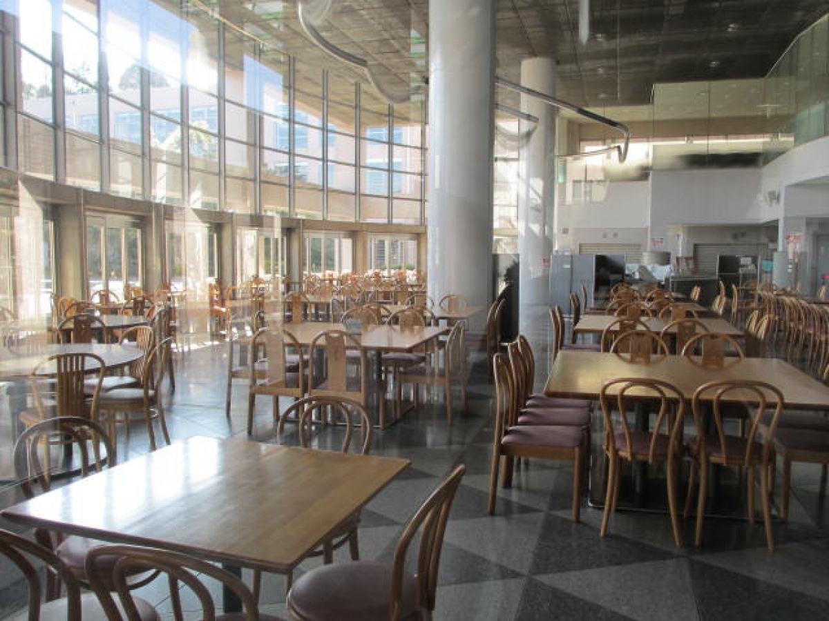 昭和薬科大学の食堂