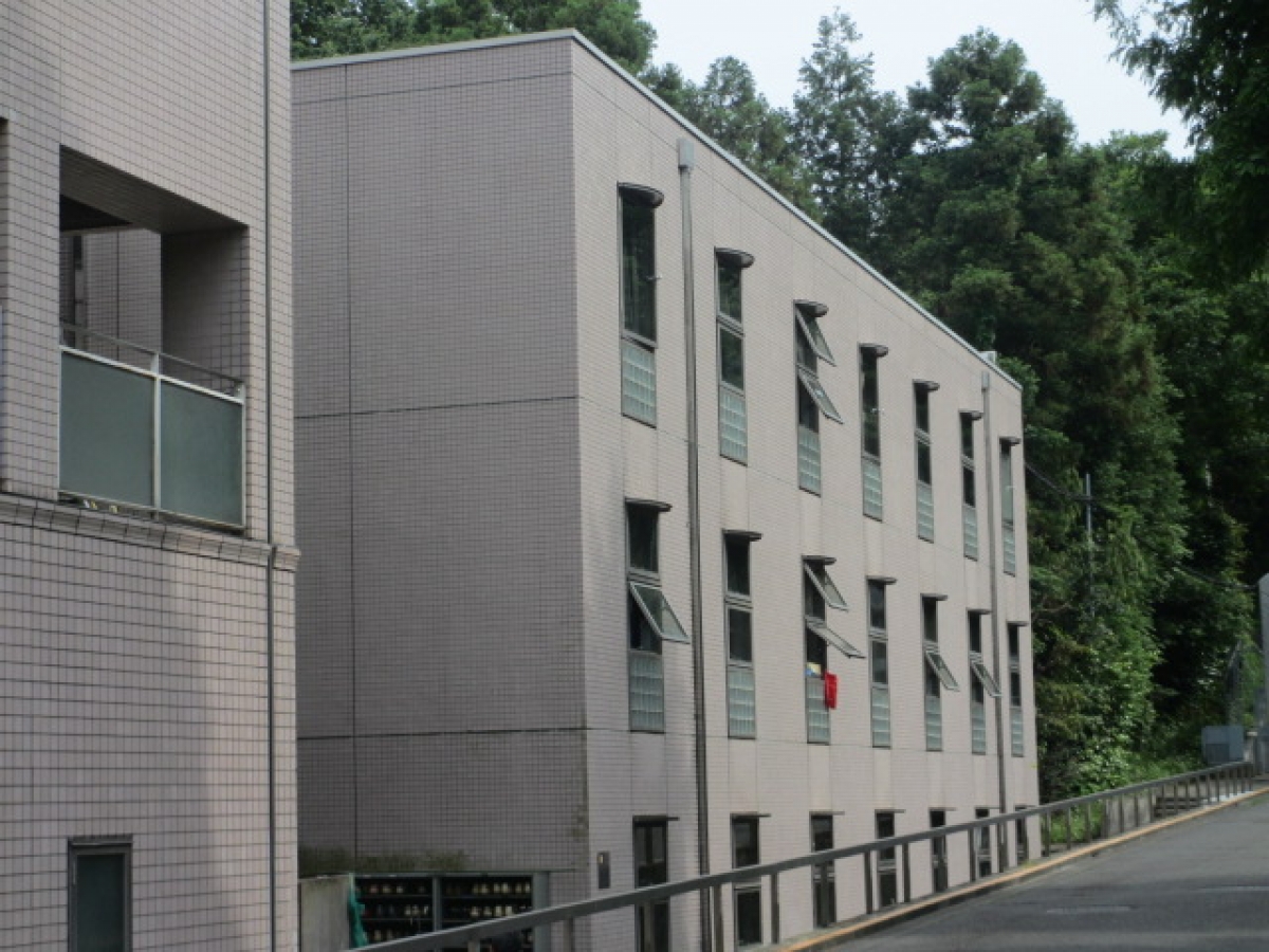 昭和薬科大学の部室棟