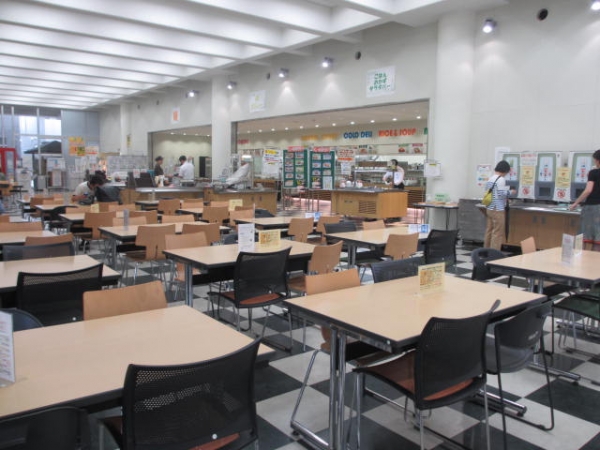 武蔵大学江古田キャンパスの食堂内観