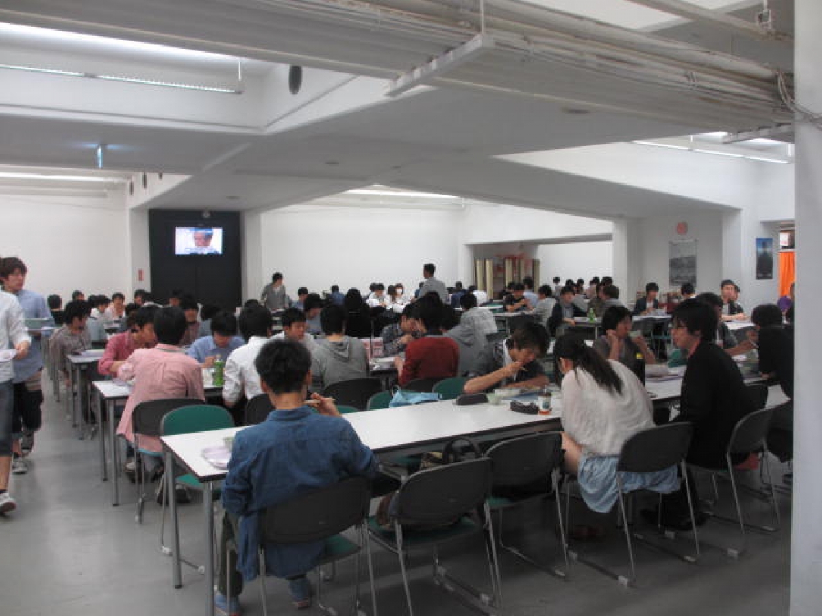 早稲田大学西早稲田キャンパスのカフェテリア内観