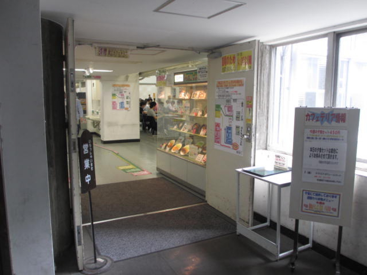 早稲田大学西早稲田キャンパスのカフェテリア入口