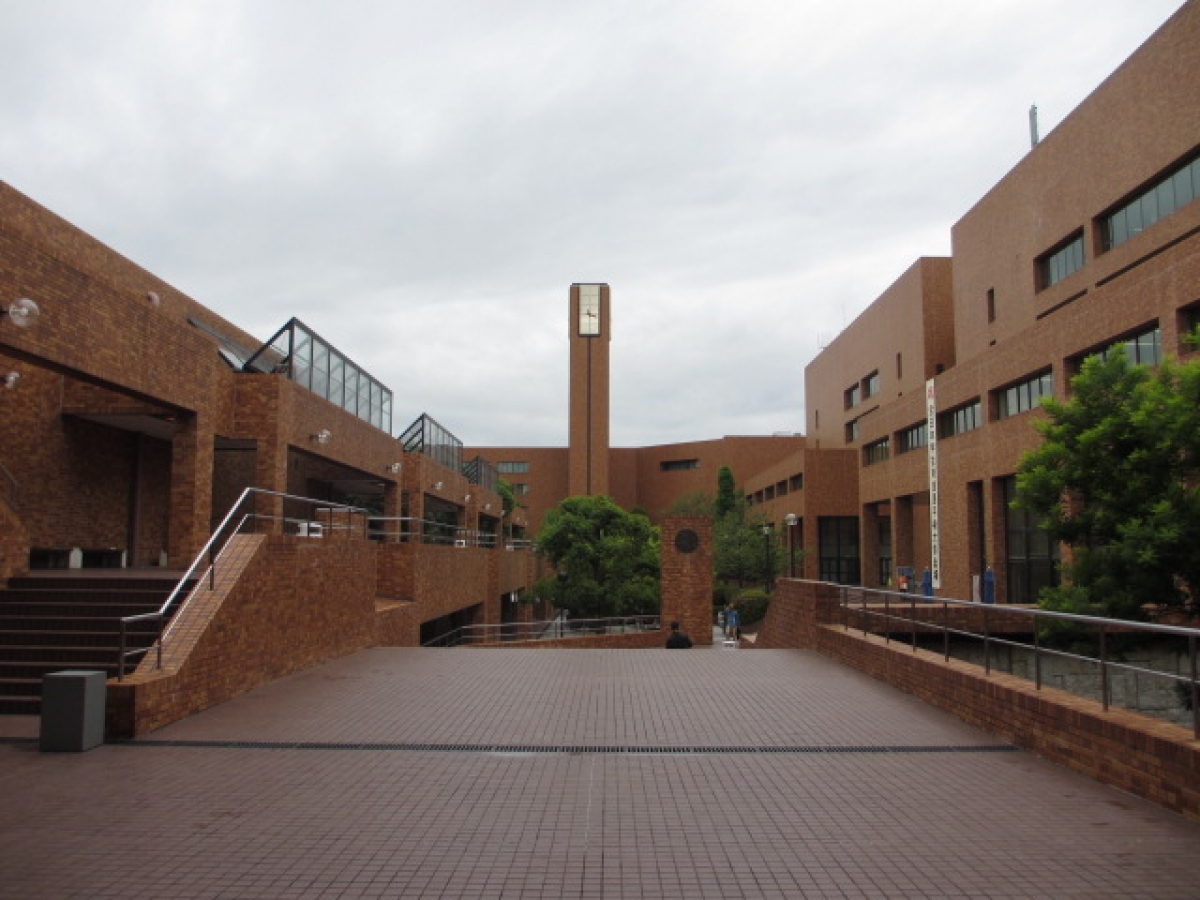 大阪学院大学　中庭
