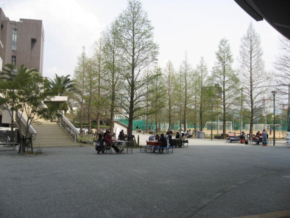 大阪商業大学の中庭