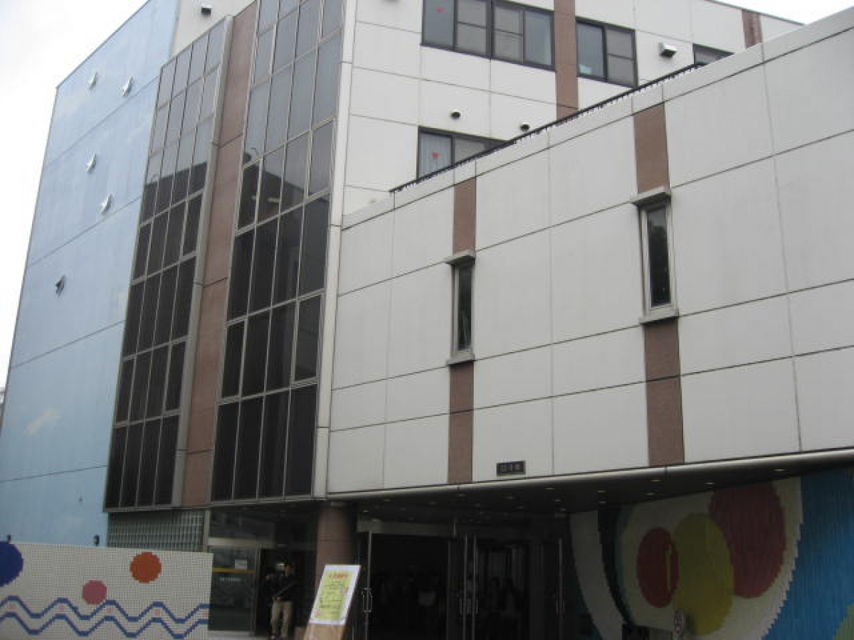 摂南大学寝屋川キャンパスの13号館食堂外観